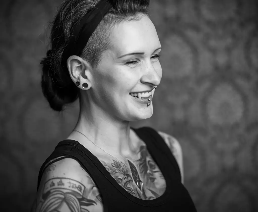 Tรคtowiererin Nadine